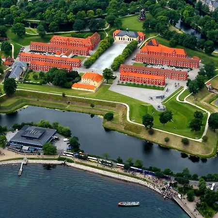 Lejlighed With Exposed Ceiling Beams