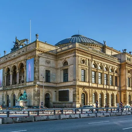 Lejlighed With Exposed Ceiling Beams *
