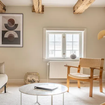Lejlighed With Exposed Ceiling Beams København