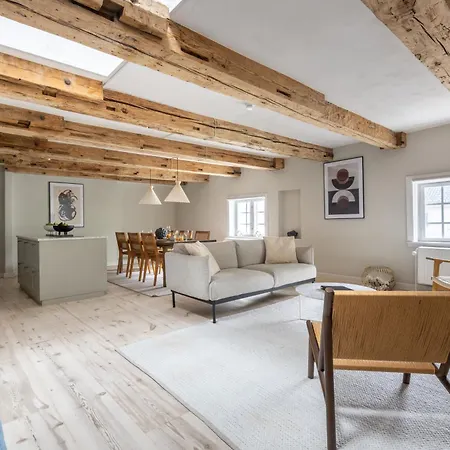 With Exposed Ceiling Beams Lejlighed *