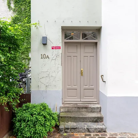 Lejlighed With Exposed Ceiling Beams *