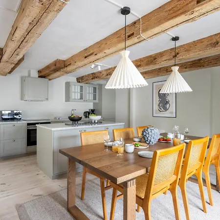 Lejlighed With Exposed Ceiling Beams *