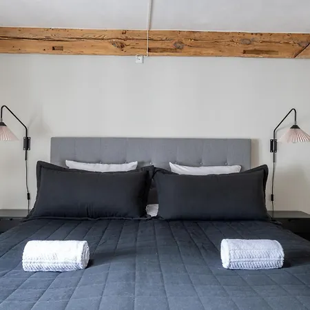 Апартаменты With Exposed Ceiling Beams *