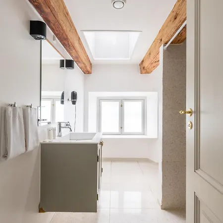 Lejlighed With Exposed Ceiling Beams København