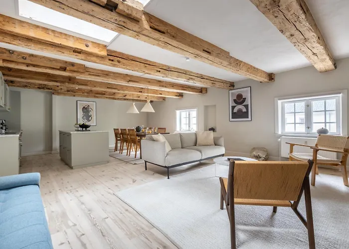 With Exposed Ceiling Beams Apartman *