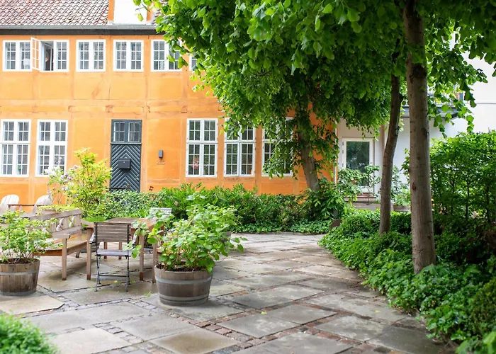 Apartman With Exposed Ceiling Beams