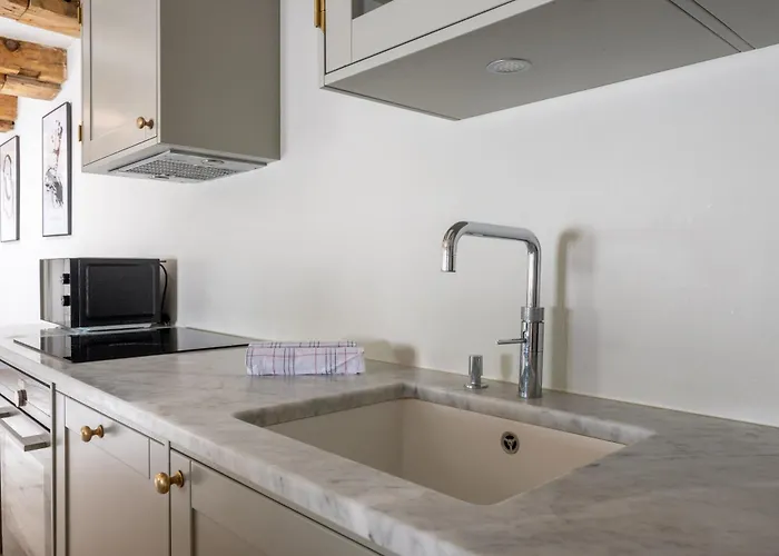 With Exposed Ceiling Beams Apartman *