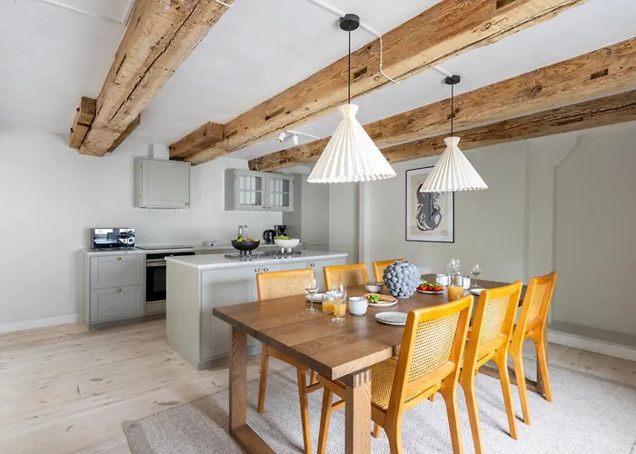 Apartman With Exposed Ceiling Beams *