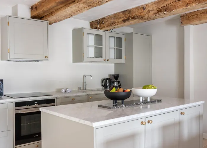 With Exposed Ceiling Beams Apartamento *