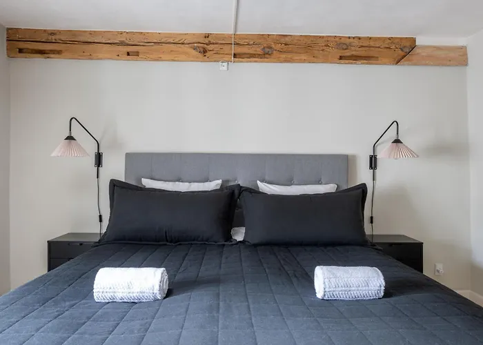 Apartamento With Exposed Ceiling Beams *